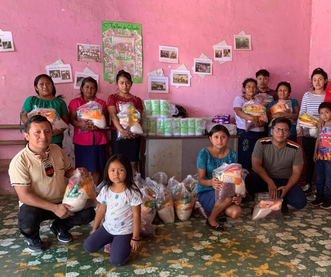 Entrega de kits a familias indígenas, afectados por las lluvias